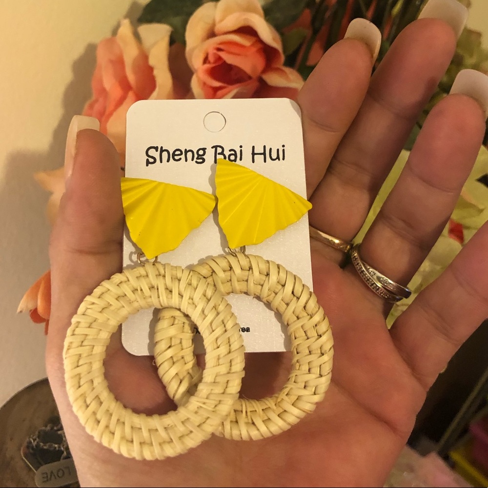 6/25$ or Listed!🎁
Pretty wicker & Yellow fashion Earrings - Picture 4 of 7
